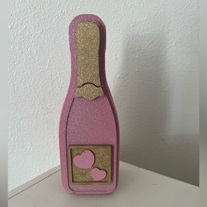 Champagne makeup holder